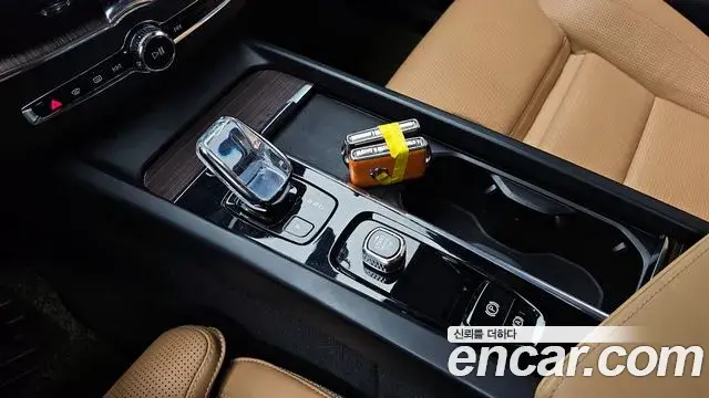 Volvo XC60 2022 — ფოტო 5/20
