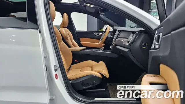 Volvo XC60 2022 — ფოტო 12/20