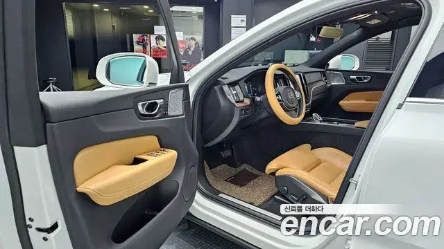 Volvo XC60 2022 — ფოტო 11/20