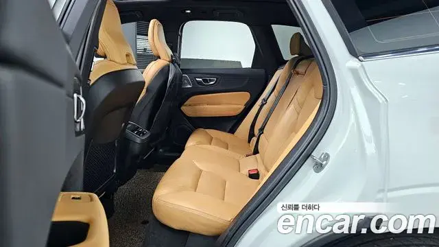 Volvo XC60 2022 — ფოტო 16/20