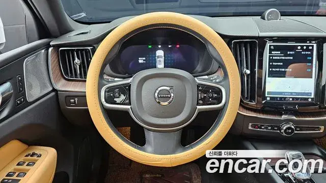 Volvo XC60 2022 — ფოტო 13/20