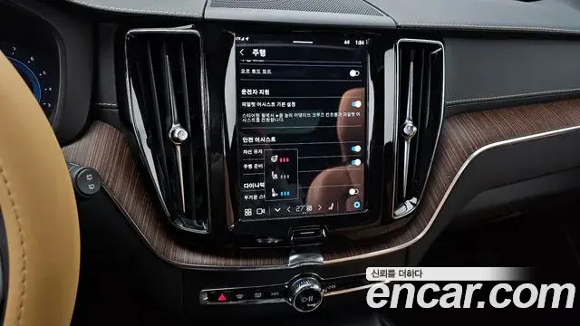 Volvo XC60 2022 — ფოტო 7/20