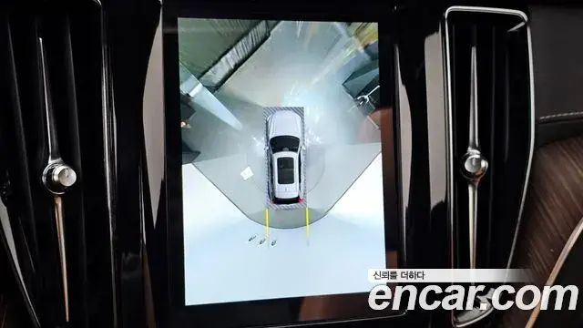 Volvo XC60 2022 — ფოტო 19/20