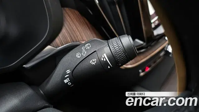 Volvo XC60 2022 — ფოტო 8/20