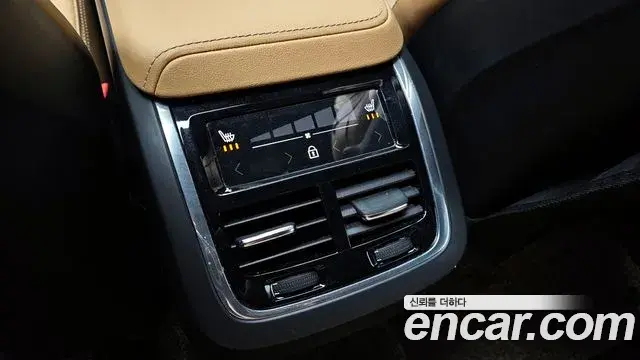 Volvo XC60 2022 — ფოტო 10/20