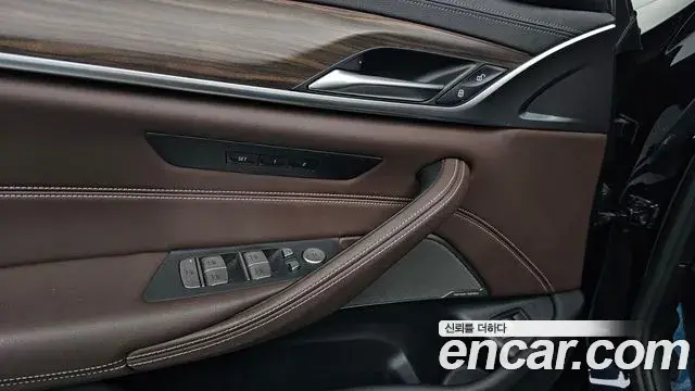 BMW 5 Series 2020 — Photo 14/20