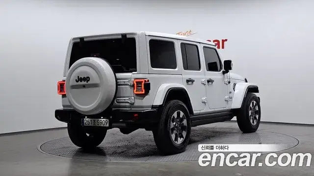 Jeep Wrangler 2023 — ფოტო 17/20