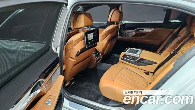 BMW 7 Series 2022 — Фото 12/20