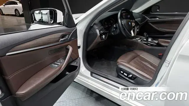 BMW 5 Series 2020 — Фото 11/20