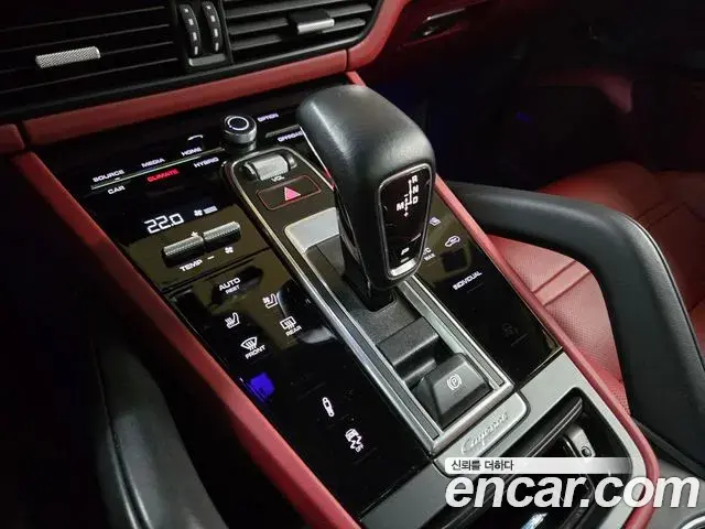 Porsche Cayenne 2020 — ფოტო 7/20