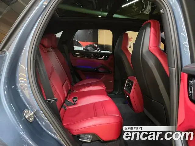 Porsche Cayenne 2020 — ფოტო 5/20