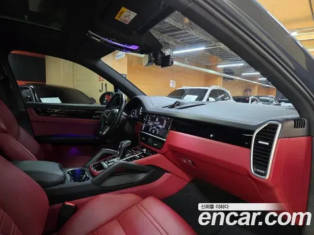 Porsche Cayenne 2020 — ფოტო 13/20