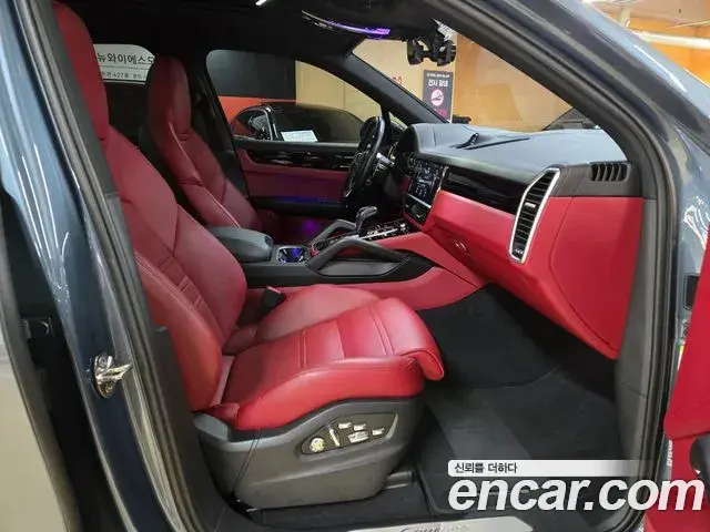 Porsche Cayenne 2020 — ფოტო 16/20