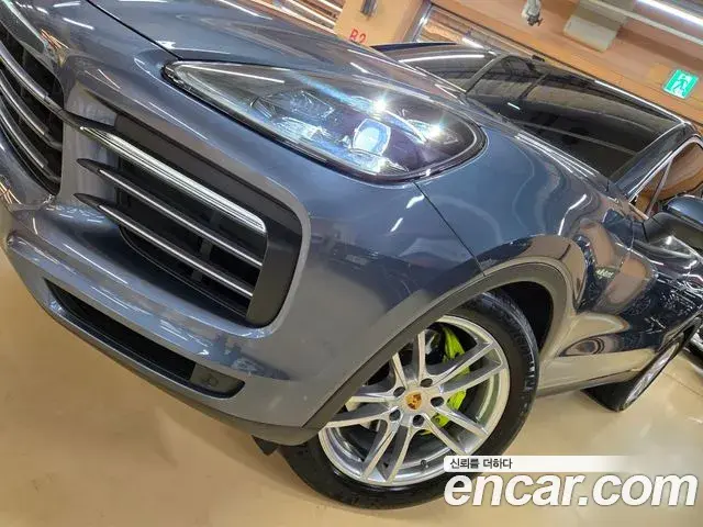 Porsche Cayenne 2020 — ფოტო 17/20