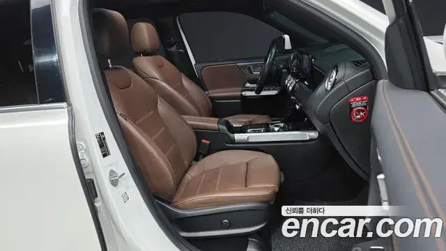 Mercedes-Benz GLB-Class 2021 — Photo 13/20