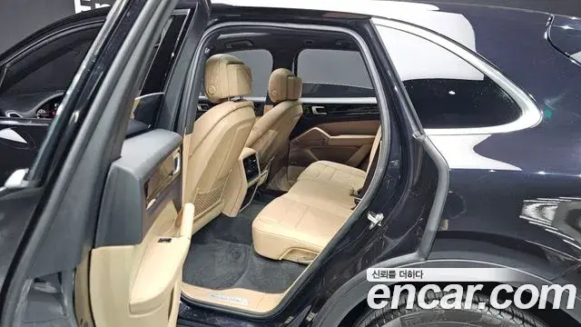 Porsche Cayenne 2019 — Photo 12/20