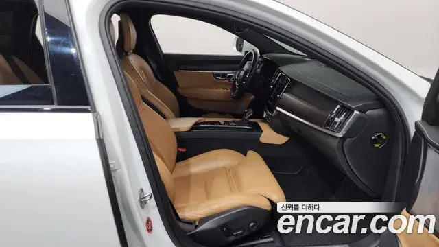 Volvo V90 Cross Country 2018 — ფოტო 16/20