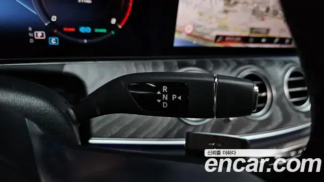 Mercedes-Benz E-Class 2023 — ფოტო 17/20
