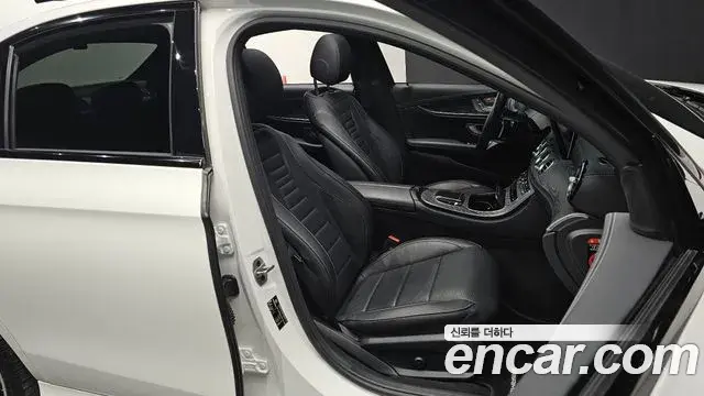 Mercedes-Benz E-Class 2023 — ფოტო 18/20