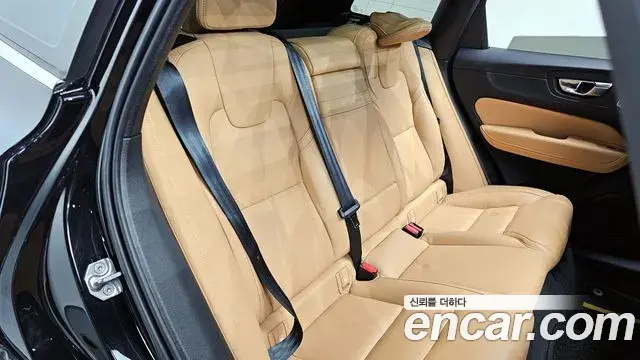 Volvo XC60 2021 — Şəkil 14/20