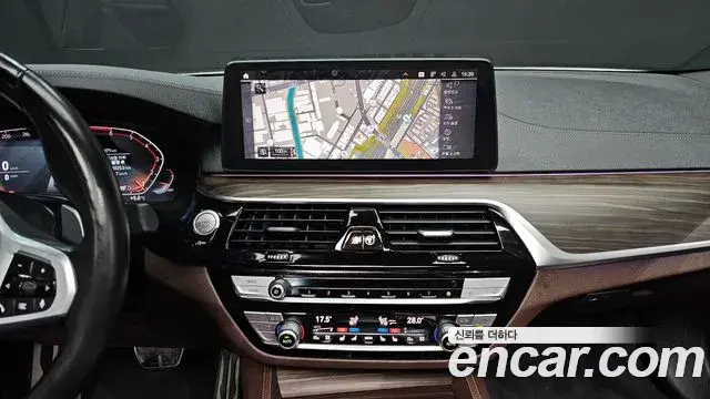 BMW 5 Series 2021 — ფოტო 18/20