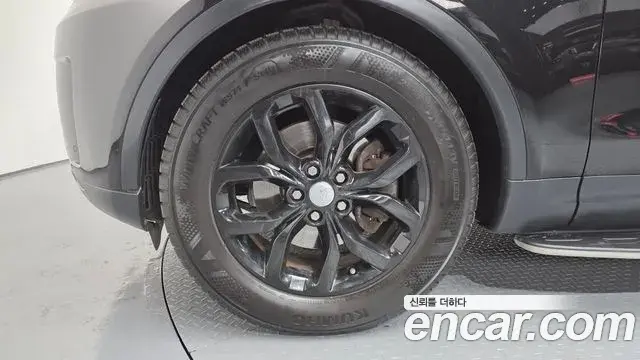 Land Rover Discovery 5 2018 — Photo 10/20