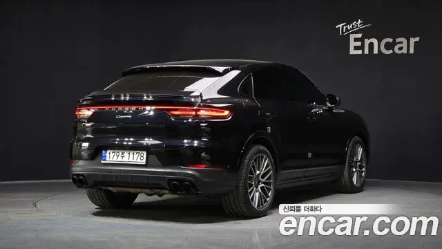 Porsche Cayenne 2022 — ფოტო 7/20