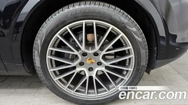 Porsche Cayenne 2022 — ფოტო 4/20