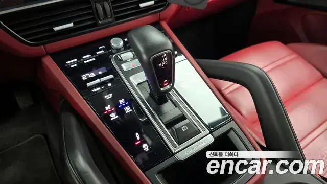 Porsche Cayenne 2022 — ფოტო 8/20