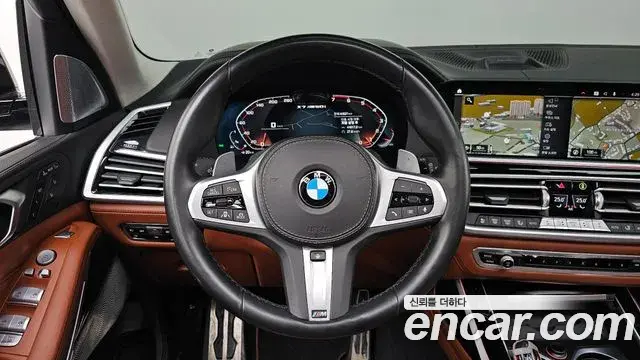 BMW X7 2021 — ფოტო 15/20