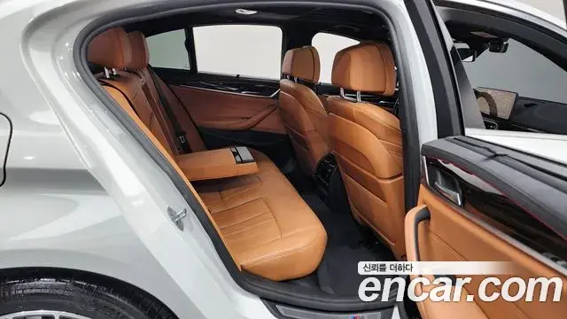 BMW 5 Series 2022 — ფოტო 18/19