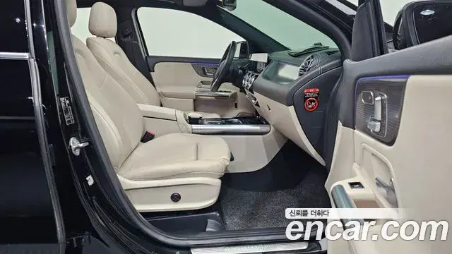 Mercedes-Benz GLA-Class 2021 — ფოტო 13/20