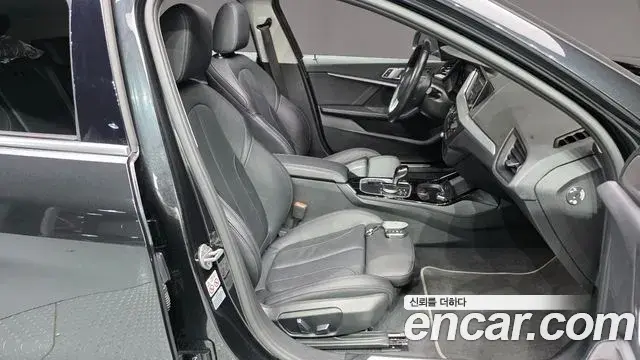 BMW 1 Series 2022 — ფოტო 15/20