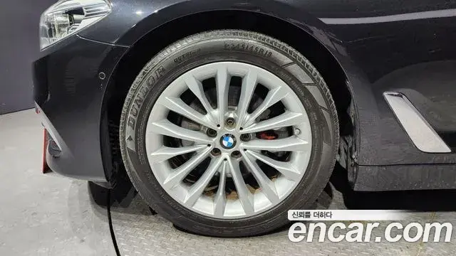 BMW 5 Series 2019 — Photo 12/20