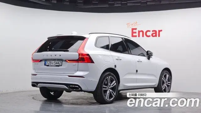 Volvo XC60 2020 — Фото 1/20