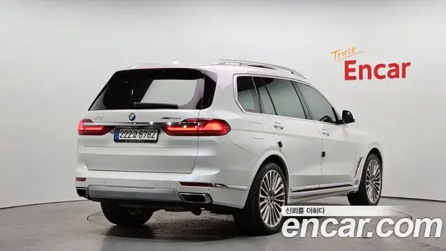 BMW X7 2021 — ფოტო 13/20