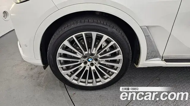 BMW X7 2021 — ფოტო 18/20