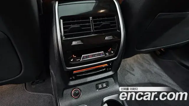 BMW X7 2021 — ფოტო 17/20