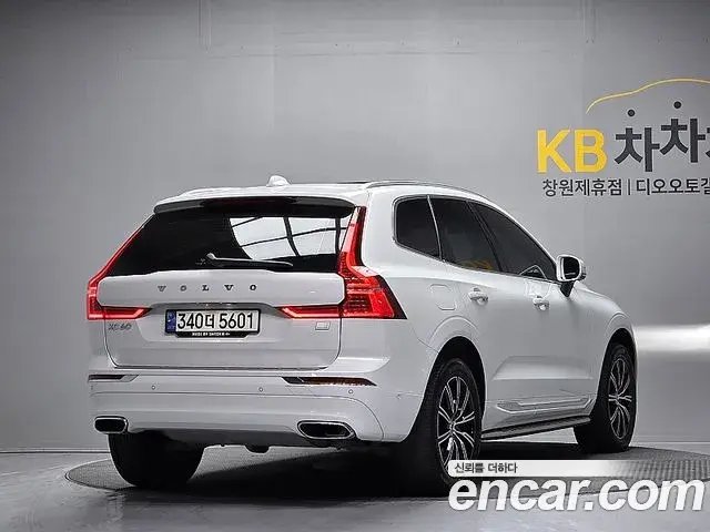Volvo XC60 2021 — Фото 1/20
