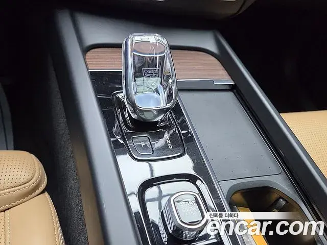 Volvo XC60 2021 — Фото 8/20