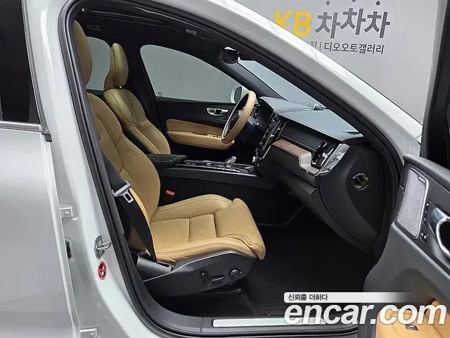 Volvo XC60 2021 — Фото 13/20