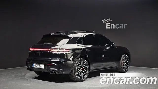 Porsche Macan 2023 — Фото 1/20