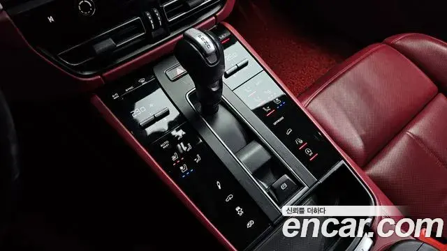 Porsche Macan 2023 — Фото 8/20