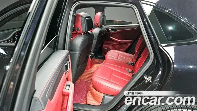 Porsche Macan 2023 — Фото 10/20