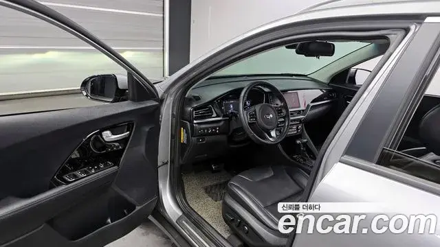 Kia Niro 2019 — ფოტო 18/20