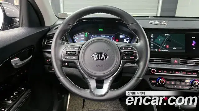 Kia Niro 2019 — ფოტო 13/20