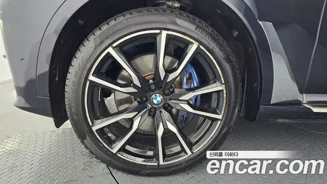 BMW X7 2022 — ფოტო 13/20