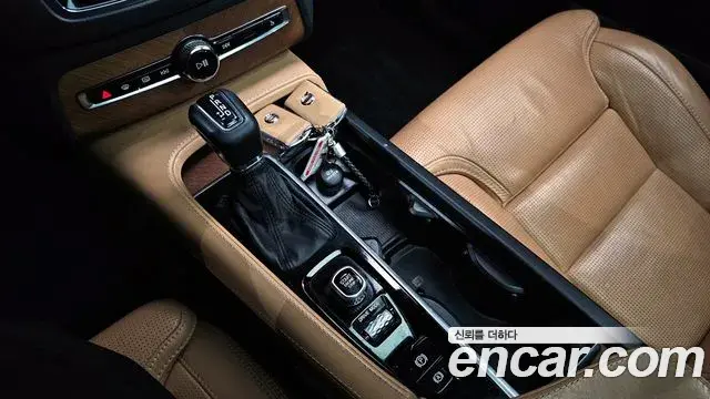 Volvo XC90 2019 — ფოტო 20/20