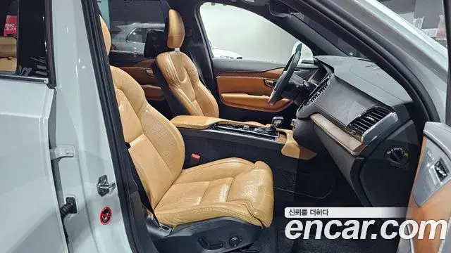 Volvo XC90 2019 — ფოტო 14/20