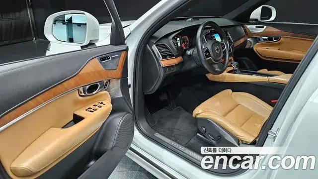 Volvo XC90 2019 — ფოტო 15/20